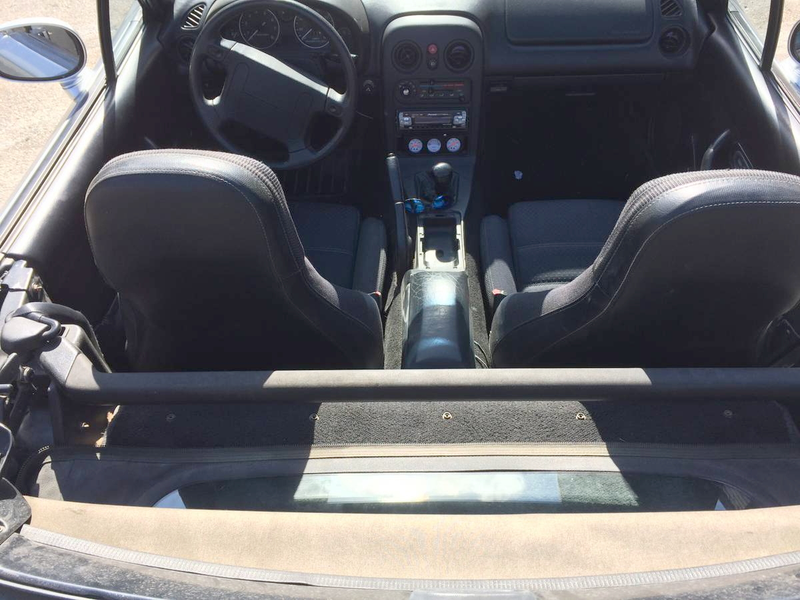 Illustration for article titled At $7,500, Does This 1995 Mazda MX5 Have You Saying "I Could’ve Had a V8"?